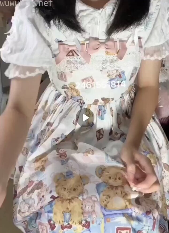 萝莉妹穿洛丽塔裙撩开露纸尿裤手指扣逼自慰高潮