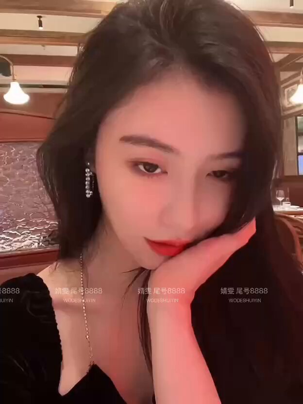 性感黑裙美女餐厅撩人wink 深V乳沟诱惑大放送