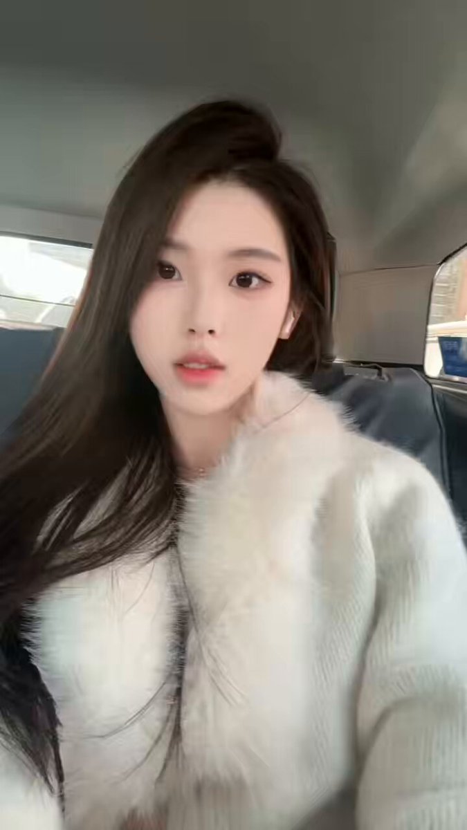 车内狐狸精美女自摸白毛衣诱惑，湿润小穴手指狂插！