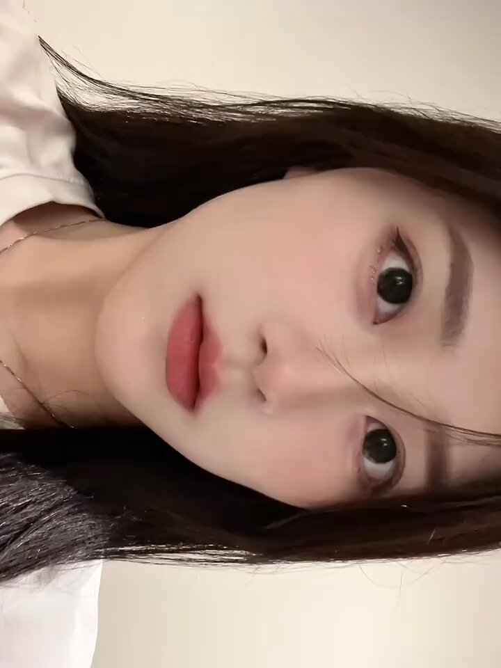 清純美女の自撮り誘惑！白T、黒髪で大きな瞳の女の子、赤い唇と魅惑の視線