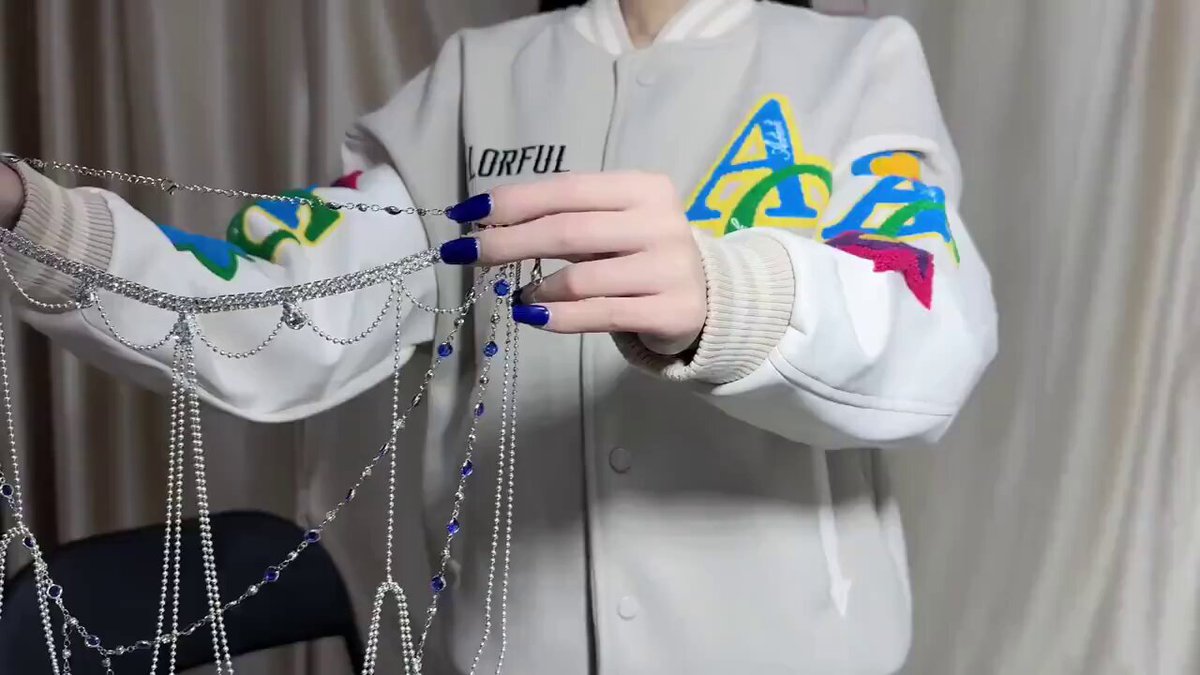 カラフルジャケットの少女ビーズネックレス誘惑！セクシーな肢体がほのかに見える