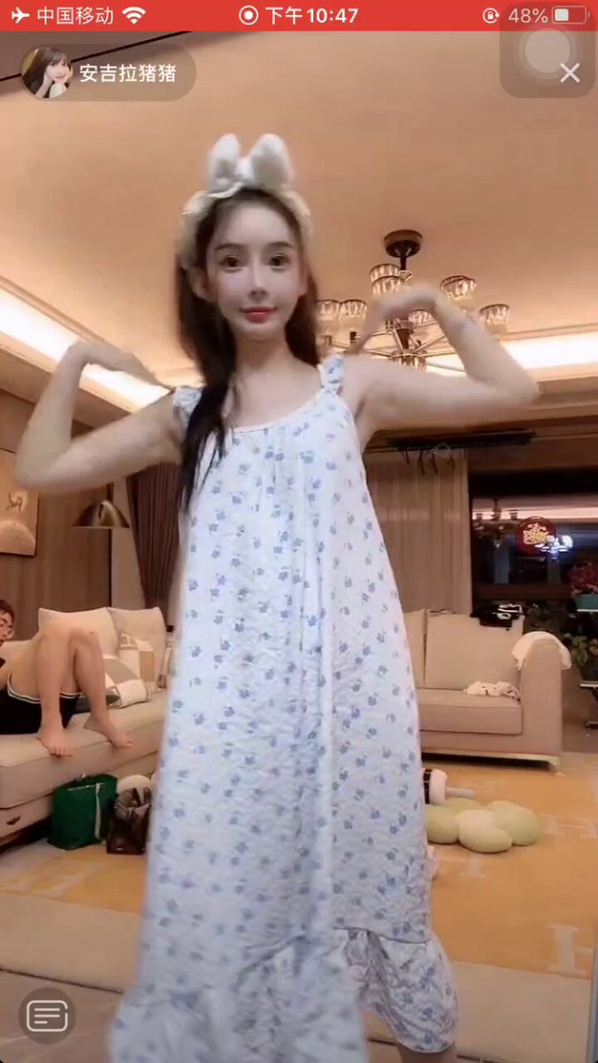 กางเกงชั้นในลูกไม้ใสมองเห็นได้ชัดเจนจากคอเสื้อ 
