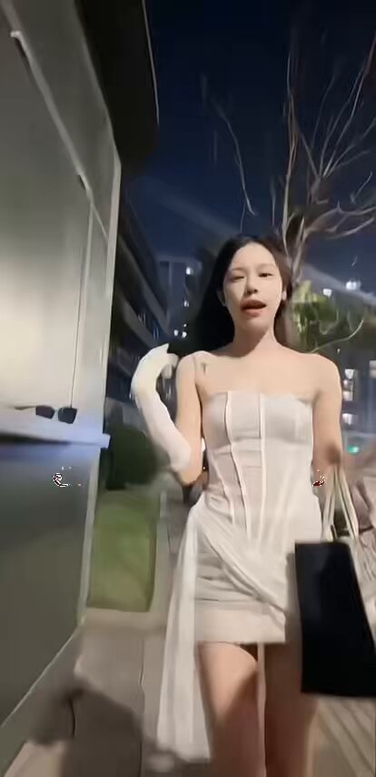 Skirt luar, sandal bertumit tinggi—menggoda anda perempuan murahan yang hina! Ayuh jilat tapak kaki tuanmu! Menyalak dan wajah awak adala...