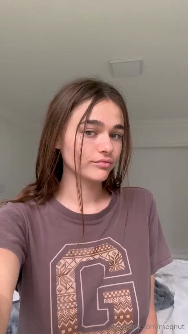 巨乳美女の脱衣ショー！Tシャツ越しに乳首が見えるヒップ誘惑123av.fun