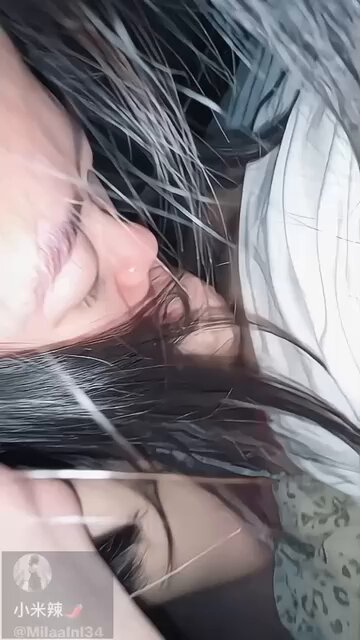 今晚太刺激了，我光着身子去卫生间没锁门，我爸故意也来上厕所，我坐马桶上还没反应过来，直接把没洗的鸡巴掏出来塞我嘴里，说鸡巴是我的狗粮，问...