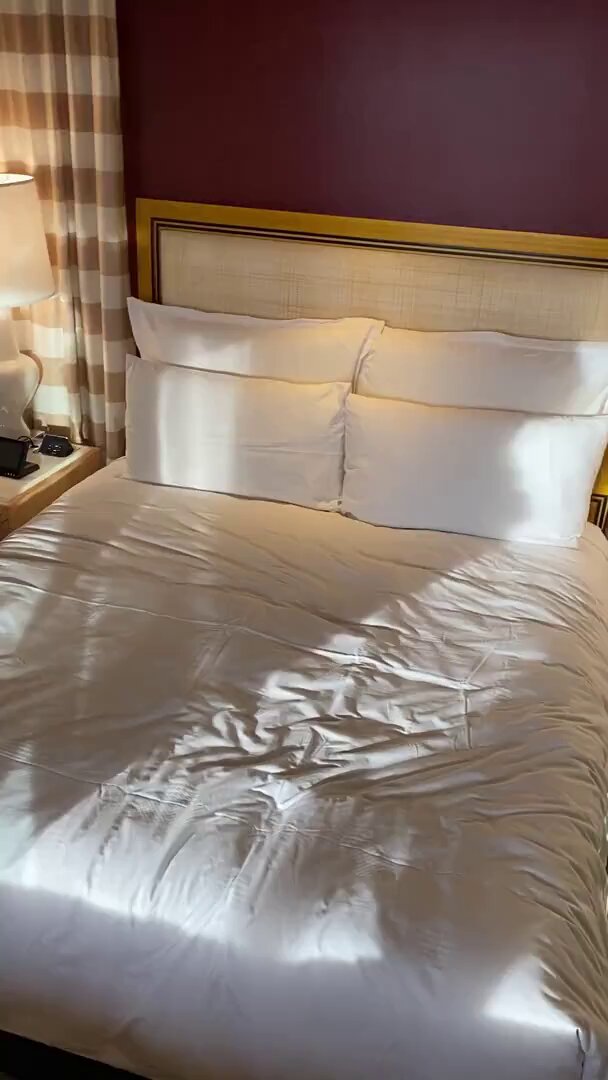 セクシーなナースのベッド誘惑 — ぷりっと揺れるヒップショー