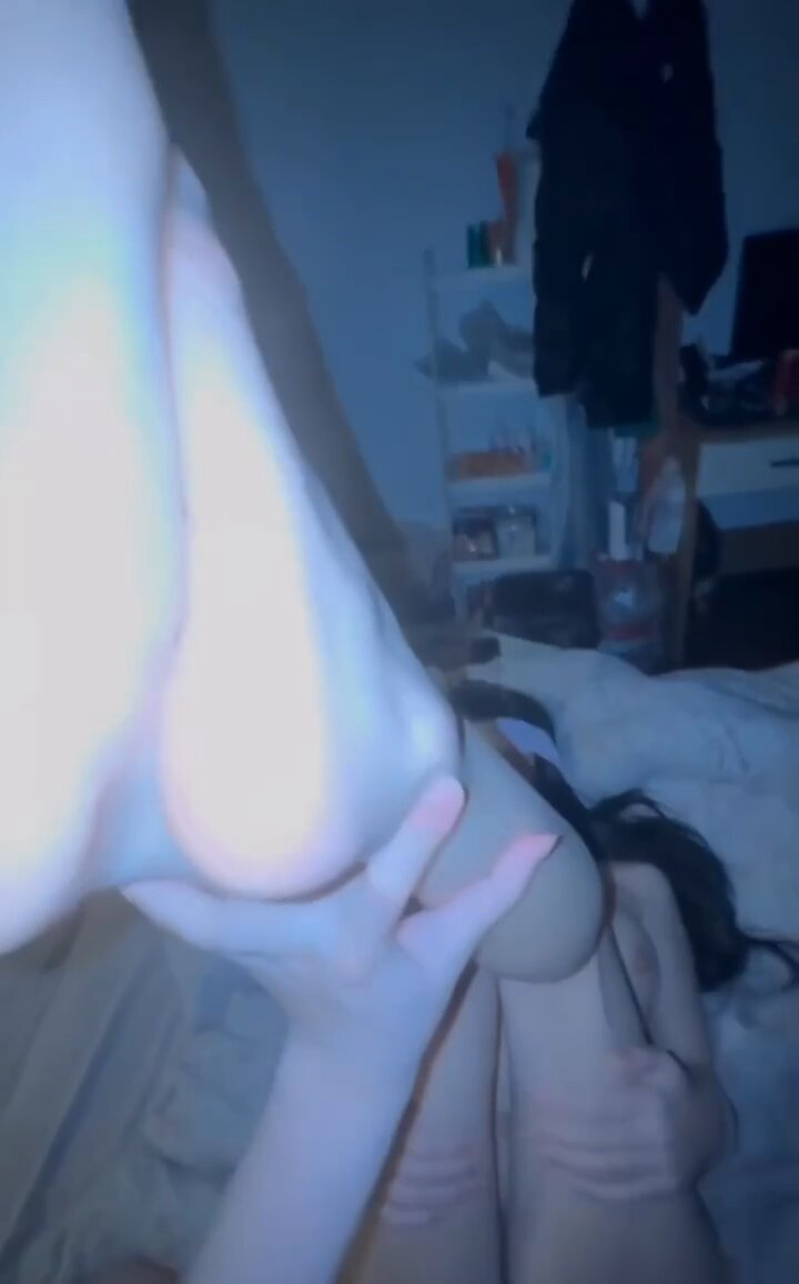 蒙眼美女床上裸体自摸高潮 巨乳翘臀手指狂插骚穴