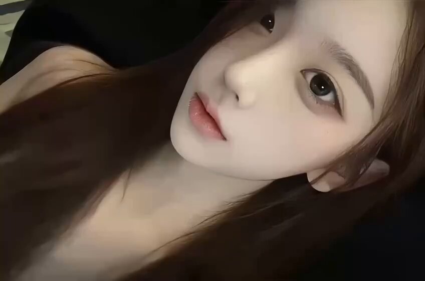 Tempting Selfie! Ybiko Cute Girl Half‑Naked with a Seductive, Soul‑Stealing Gaze — Live Stream