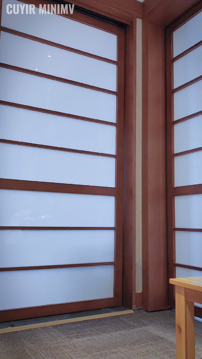 日式推拉门前黑丝美女翘臀诱惑弯腰露出丁字裤