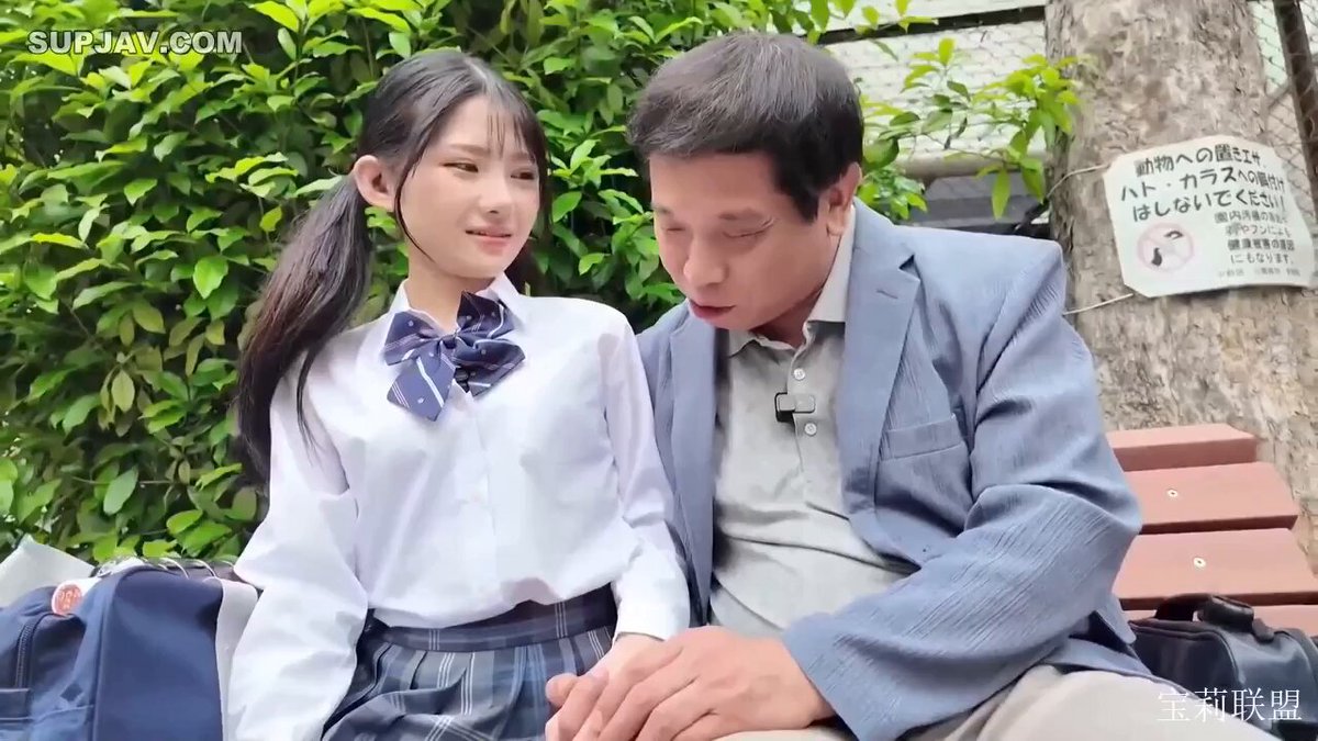 Amantes de um dia VS fã de meia-idade! Uma colegial de uniforme provoca e beija um homem de meia-idade, que sucumbe completamente, o leva...