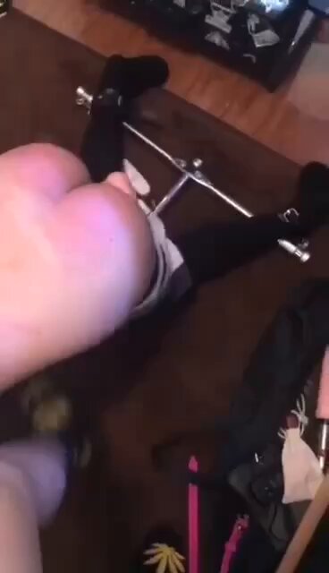 黑丝美臀脚交调教！铁架固定翘臀猛揉大屌狂射