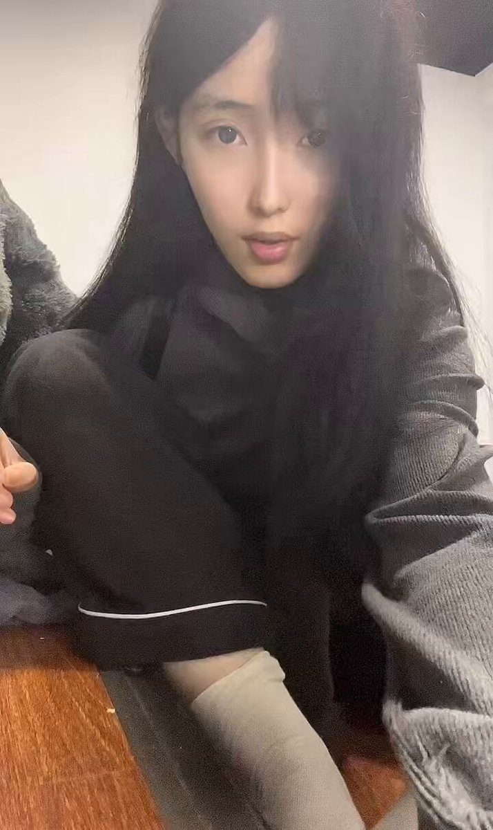 黑丝美女翘腿秀白袜美足 诱惑足交play等你来舔！