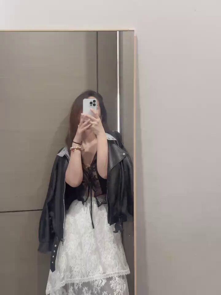 镜前黑丝美女诱惑自拍 蕾丝短裙下翘臀若隐若现