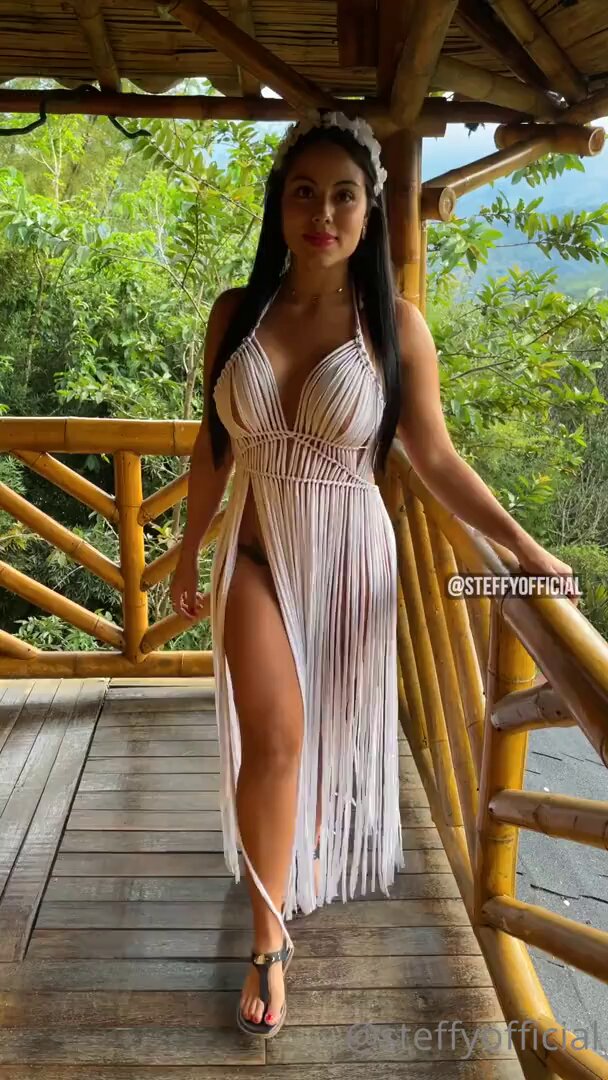 Steffyのトロピカルテラス・ヒップ誘惑！超セクシーな白いビーズドレスで露出、大きな胸と豊かなヒップを大胆披露