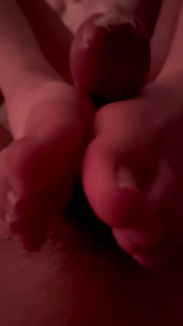 嫩妹脚踩巨屌狂撸射精 超近距离足交高潮