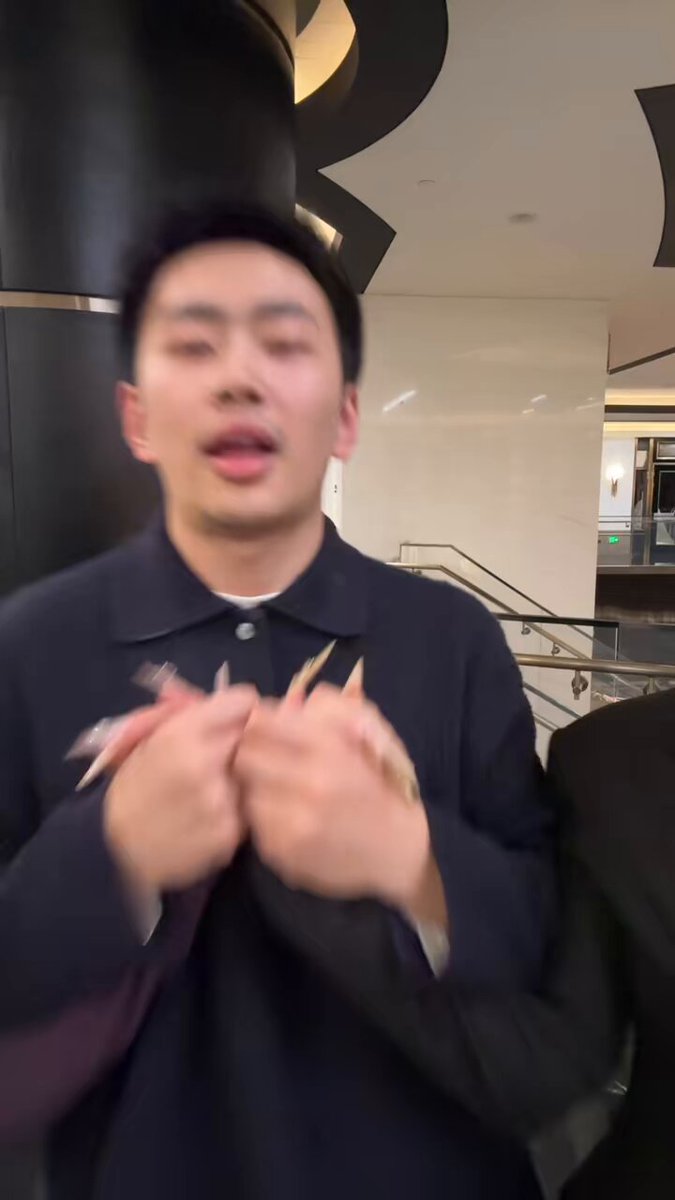 商场电梯口3P！两个长发美女围攻帅哥狂摸鸡巴