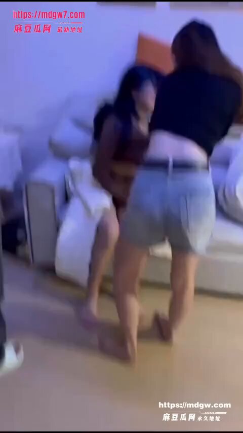 全网疯求 精神小妹霸凌娇嫩小姑娘 可怜女孩被精神小伙强迫口交+蹂躏爆操+被迫骑乘叫床
#精神小妹霸凌娇嫩小姑娘完整版 #精神小伙爆操蹂躏 #精神小...