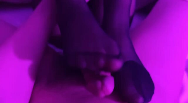 黑丝美腿夹击大屌狂撸！紫光下脚交高潮喷射