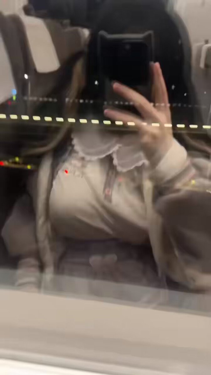 地下鉄で隠し撮りされた爆乳美女！帰宅して胸を露出しオナニー、絶頂で大量噴射