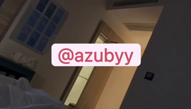 酒店房间@azububyyy半裸扭臀诱惑秀，巨乳摇晃超撩人！