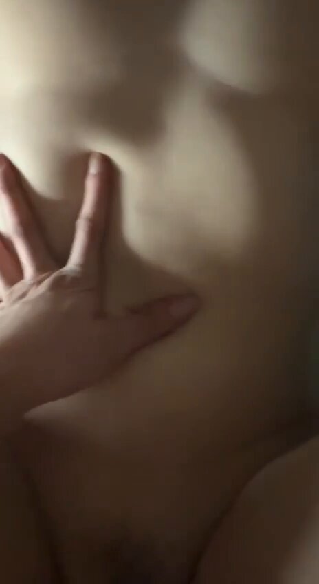 手指深挖丰满美女私处，淫水直流高潮喷射！