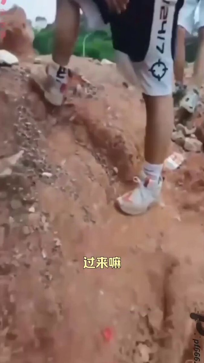 过来嘛 快点 给你们一个一个破处🥰🥰极品少妇勾搭两个涉世未深的小伙，开始的时候一个比一个害羞，奈何看到少妇的巨乳😍😍小伙哪里受得了这诱惑 

...