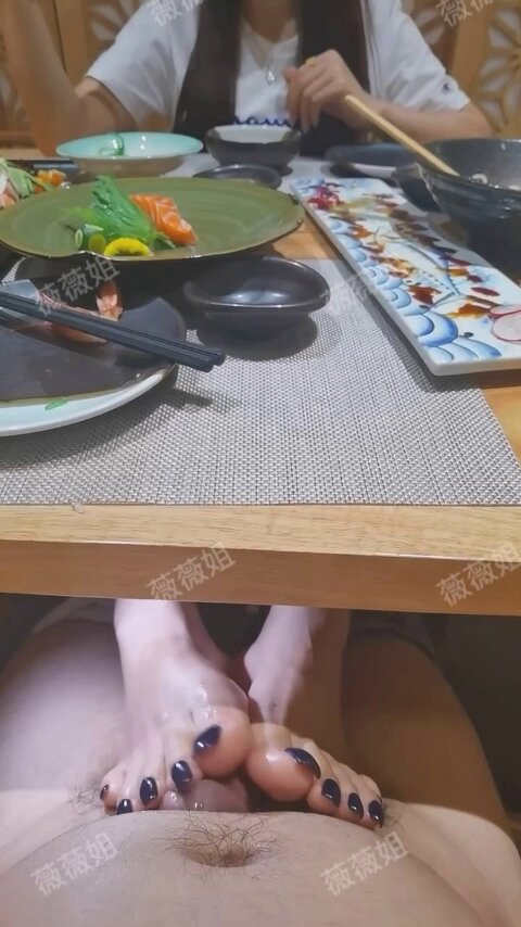 日料店桌下美脚玩跳蛋高潮！骚穴粉嫩水汪汪