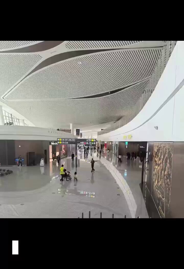 空港の白ストッキング美女大乱交！機内の乗客が蜜穴を狂ったように舐め、駐車場での群Pが噴射絶頂！