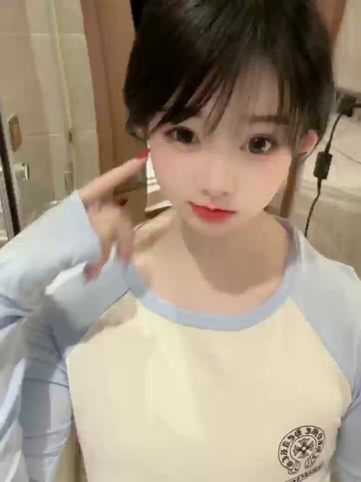 浴室可爱黑发妹子比心撩人 超萌wink等你来肏