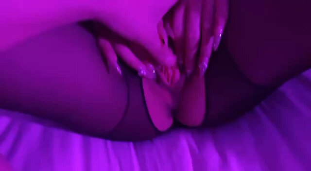 紫光诱惑！美腿黑丝骚穴手指狂抠高潮喷水