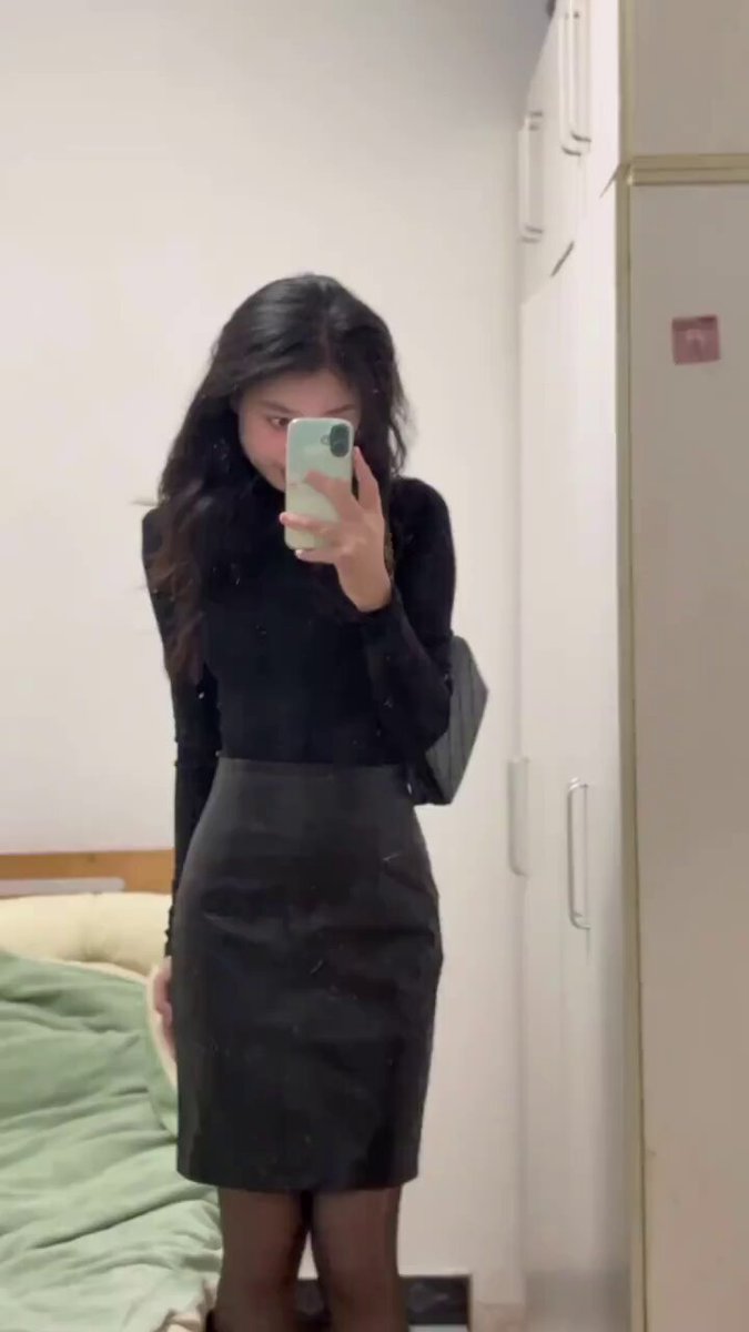 Black-stocking OL beauty tempts with a mirror selfie; perky butt and stocking-clad legs burn with desire under a tight skirt!