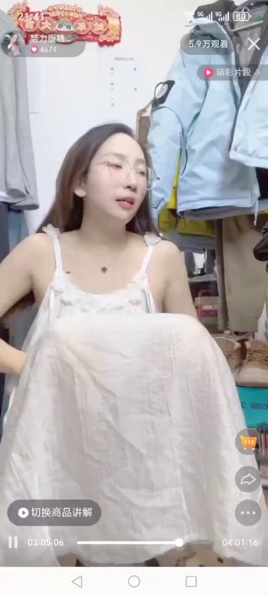 白裙美女直播大秀！裙底风光无限诱惑