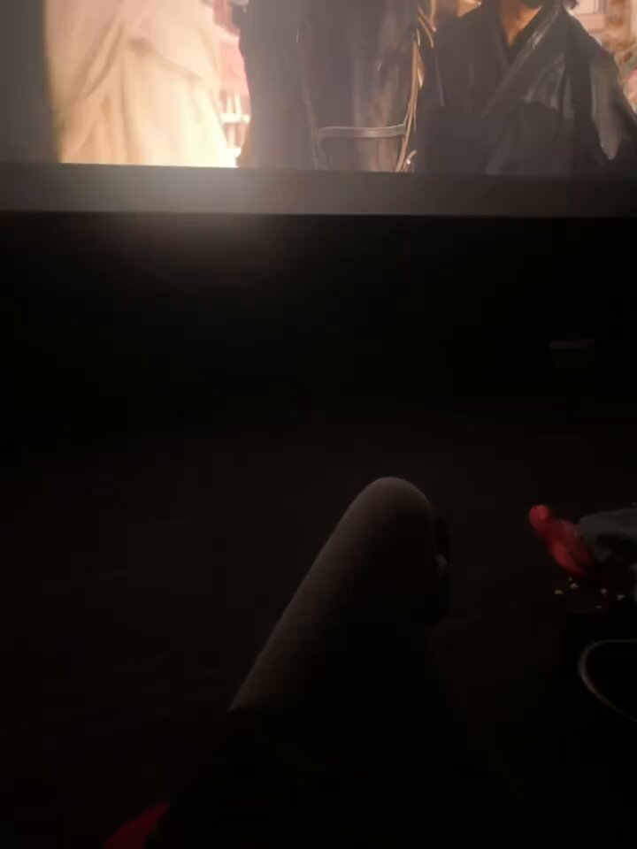 映画館でのオナニー狂騒！白いストッキングの美脚を広げ、おもちゃを激しく突き入れて潮吹き絶頂