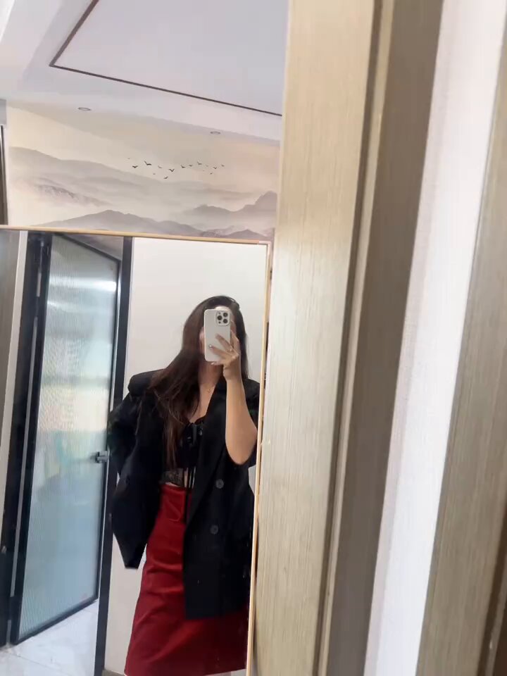 鏡の前で黒ストOLが誘惑の自撮り　スカートの下は春爛漫