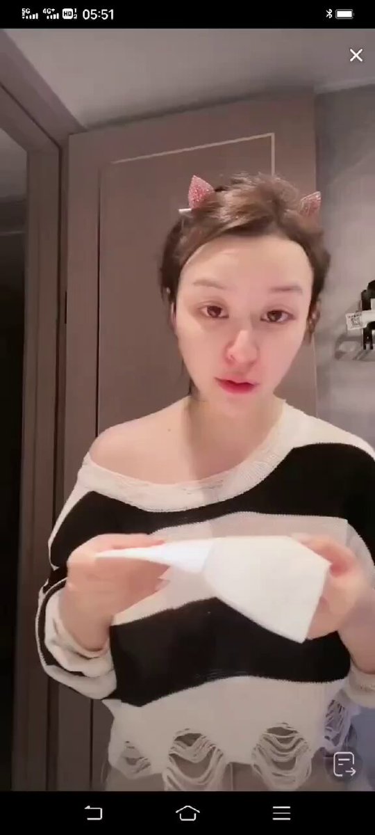 猫耳少女浴室打喷嚏！露肩破洞衫诱惑抖奶狂喷汁