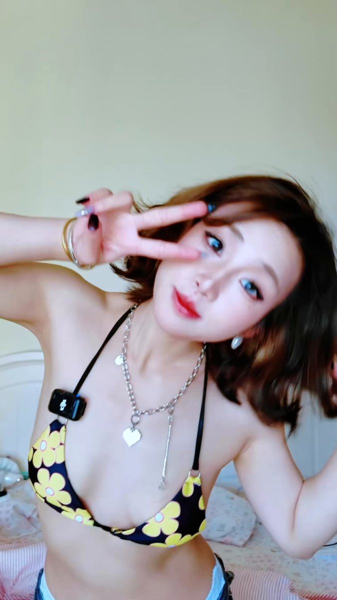 Sexy Short-Haired Babe in Patterned Bikini V-Wink — Super Tempting! Big-Breast Deep-V Cleavage Tease | 123av.fun