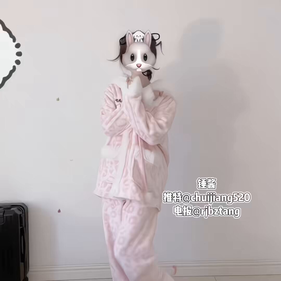 ピンクのパジャマの猫娘萌えっ子誘惑ショー — ふわふわであそこを弄る