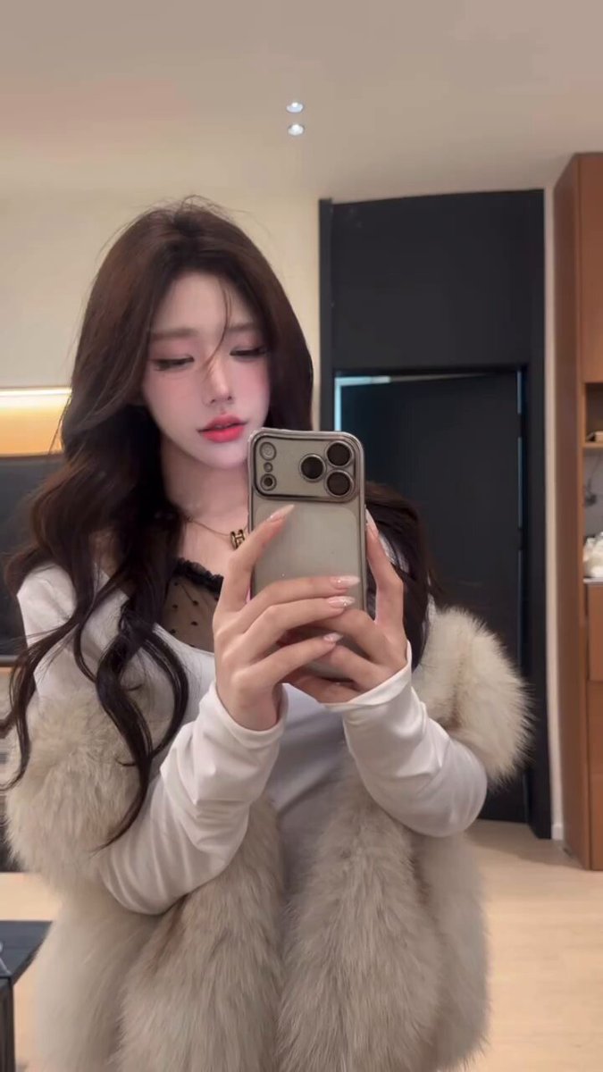 狐ファー美女の自撮り誘惑！豊満な胸が今にもはみ出しそう
