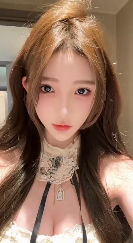 セクシーな黒スト美女 レース深Vの爆乳誘惑、ウインクで誘う