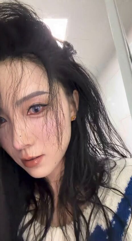 浴室で濡れた黒髪美女が舌を出して挑発する — 魅惑の眼差し、燃え上がる欲望