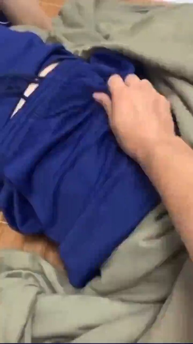 蓝衣骚男翘臀玩大屌，手撸肉棒狂射精！