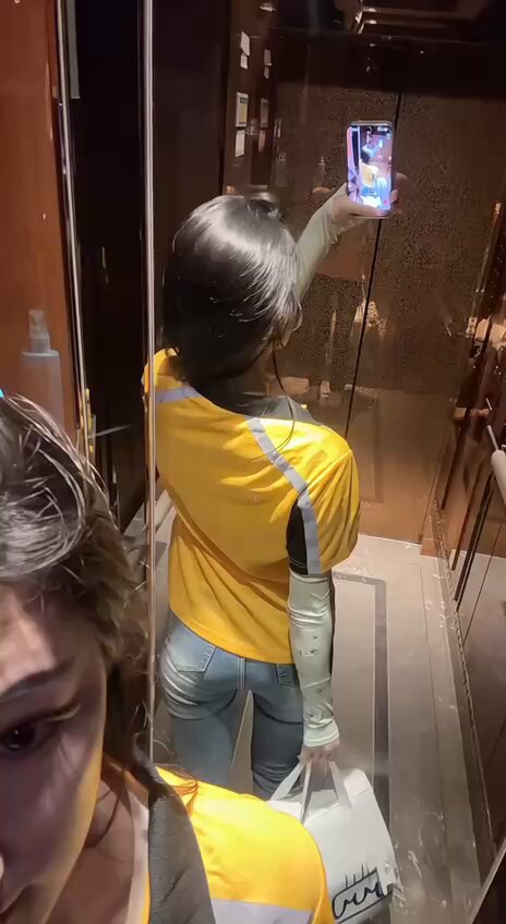 电梯偷窥辣妹翘臀！黄衣美女自拍摇晃大屁股超诱惑