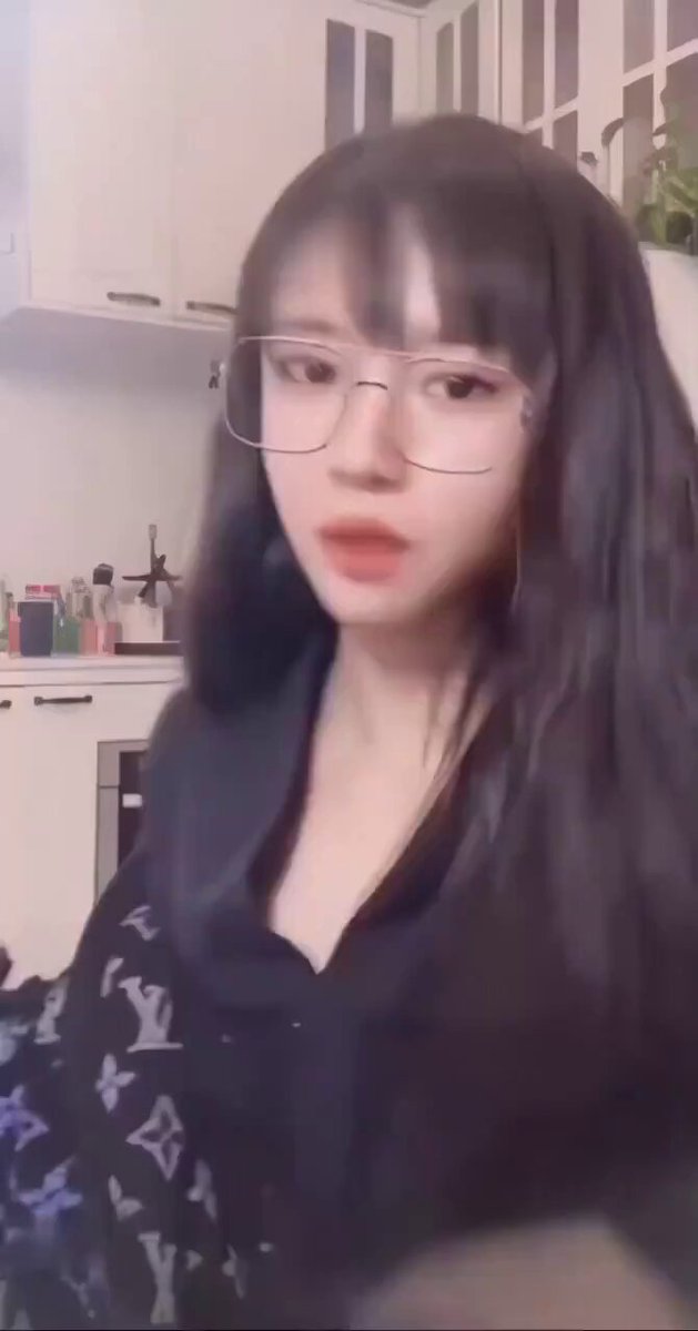 Glasses-and-Bangs Girl's Kitchen Temptation! LV Black Stockings Outfit Ignites Desire