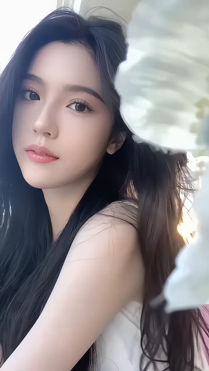 #ShanghaiPiggyHeroA 04/172/C/95 একজন মালয়েশিয়ান-চীনা সিঙ্গাপুরের ছাত্রী, যার গায়ের রং ফর্সা, বর্তমানে বিদেশে পড়াশোনা করছেন এবং সম্প্র...