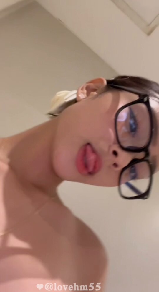 戴着眼镜的乖乖女，终于把衣服全部脱光给你看啦🙄 