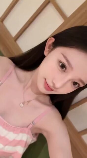 日系美女粉色吊带诱惑自拍，巨乳抖动翘臀摇摆等你来肏！