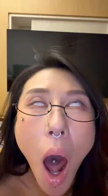 Glasses-Bearing Sexy Girl Tongue-Piercing Vibrator Oral Show — Wide Open Mouth Licking a Red Vibrator, Extremely Tempting!