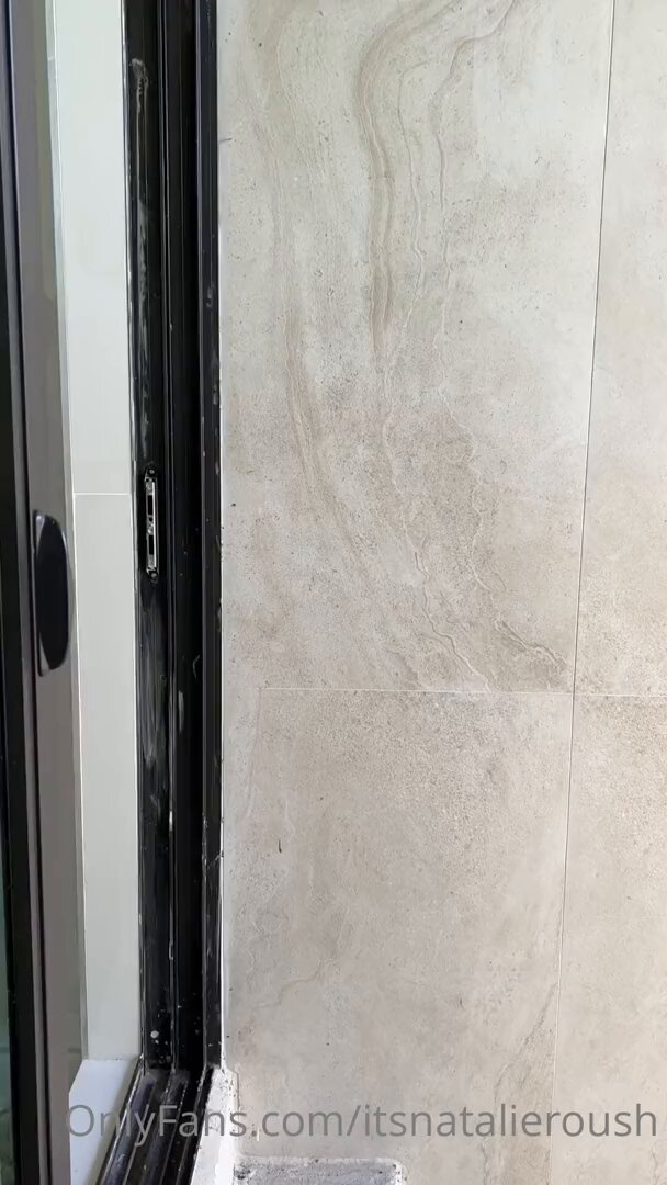 比基尼美女淋浴翘臀狂扭！水珠滑落大屁股诱惑爆棚