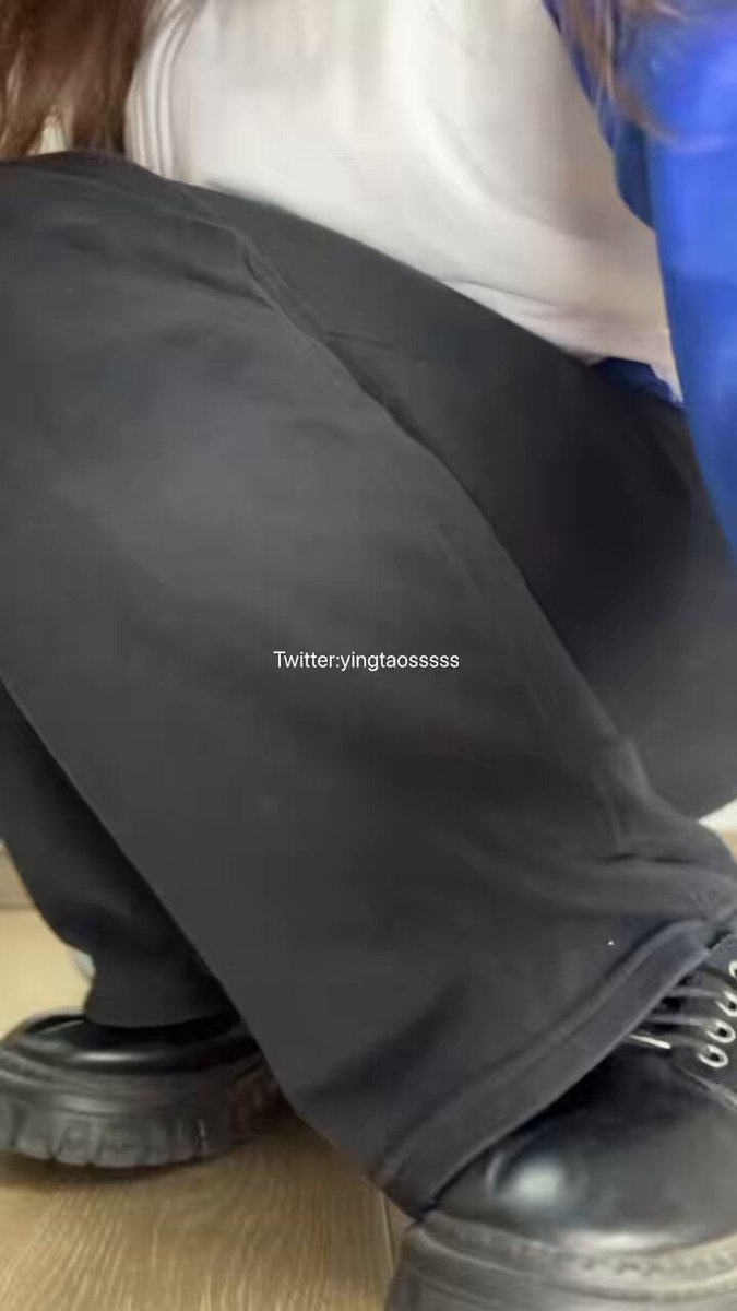 黑丝白袜学生妹脱鞋秀美脚 脚趾红指甲诱惑舔玩