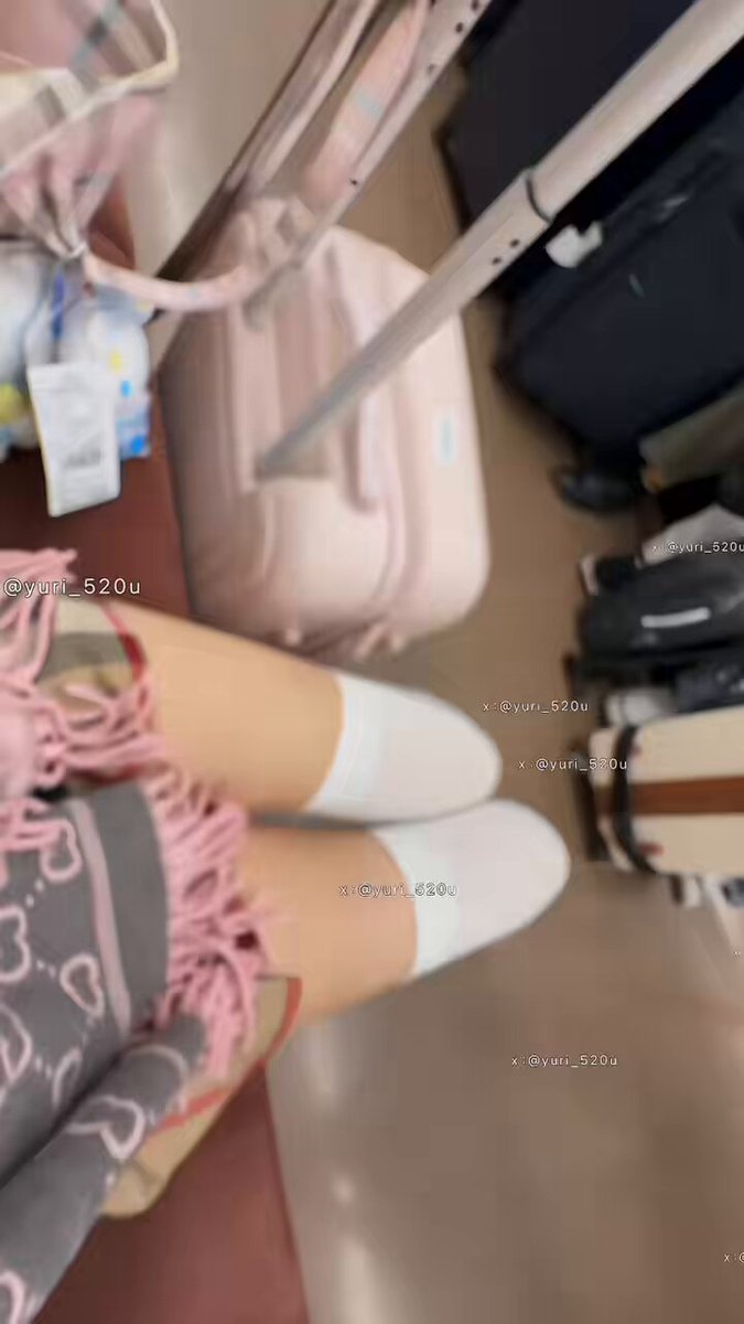 地铁辣妹粉裙露腿诱惑！酒店床上扒光猛揉骚穴